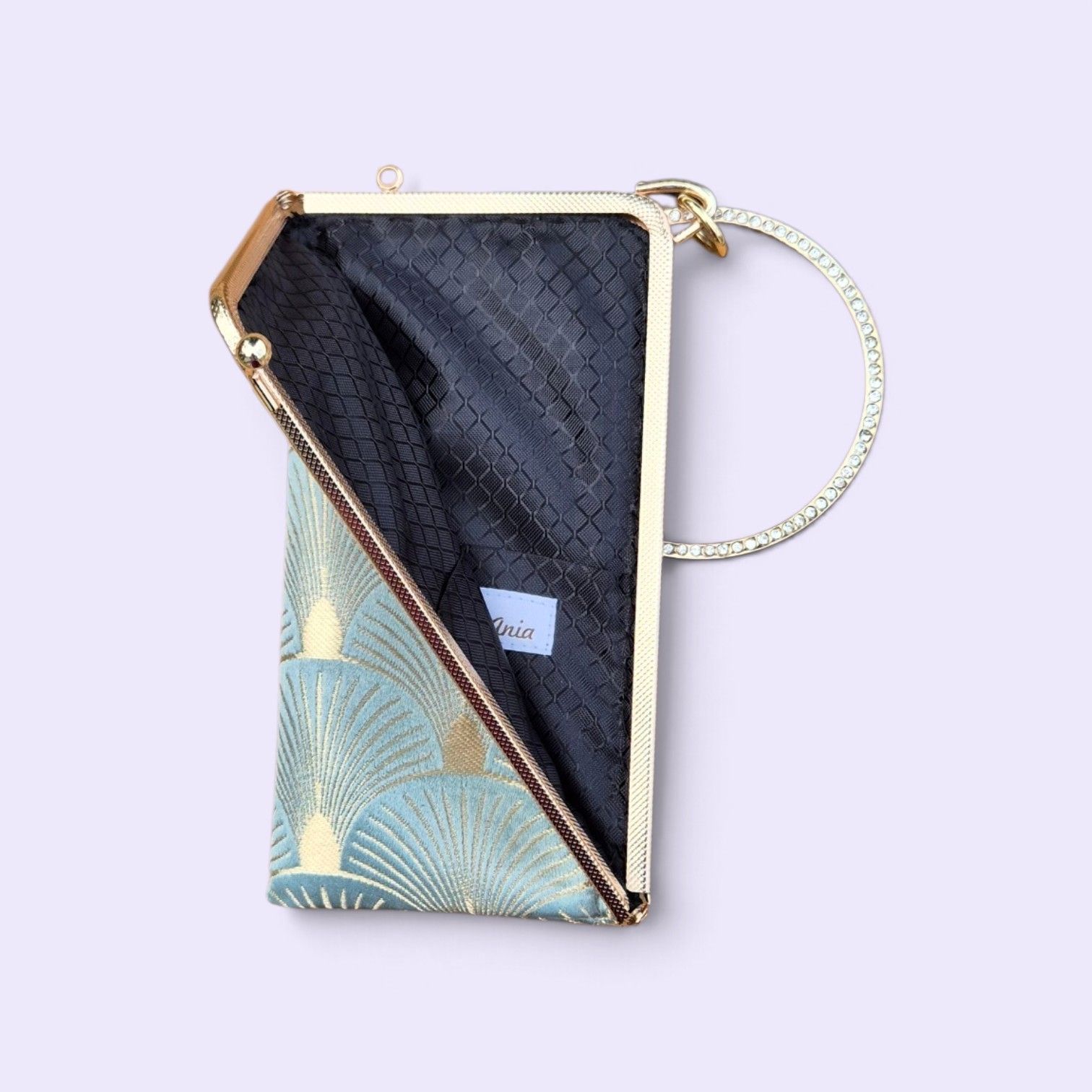 otwarte wnetrze etui